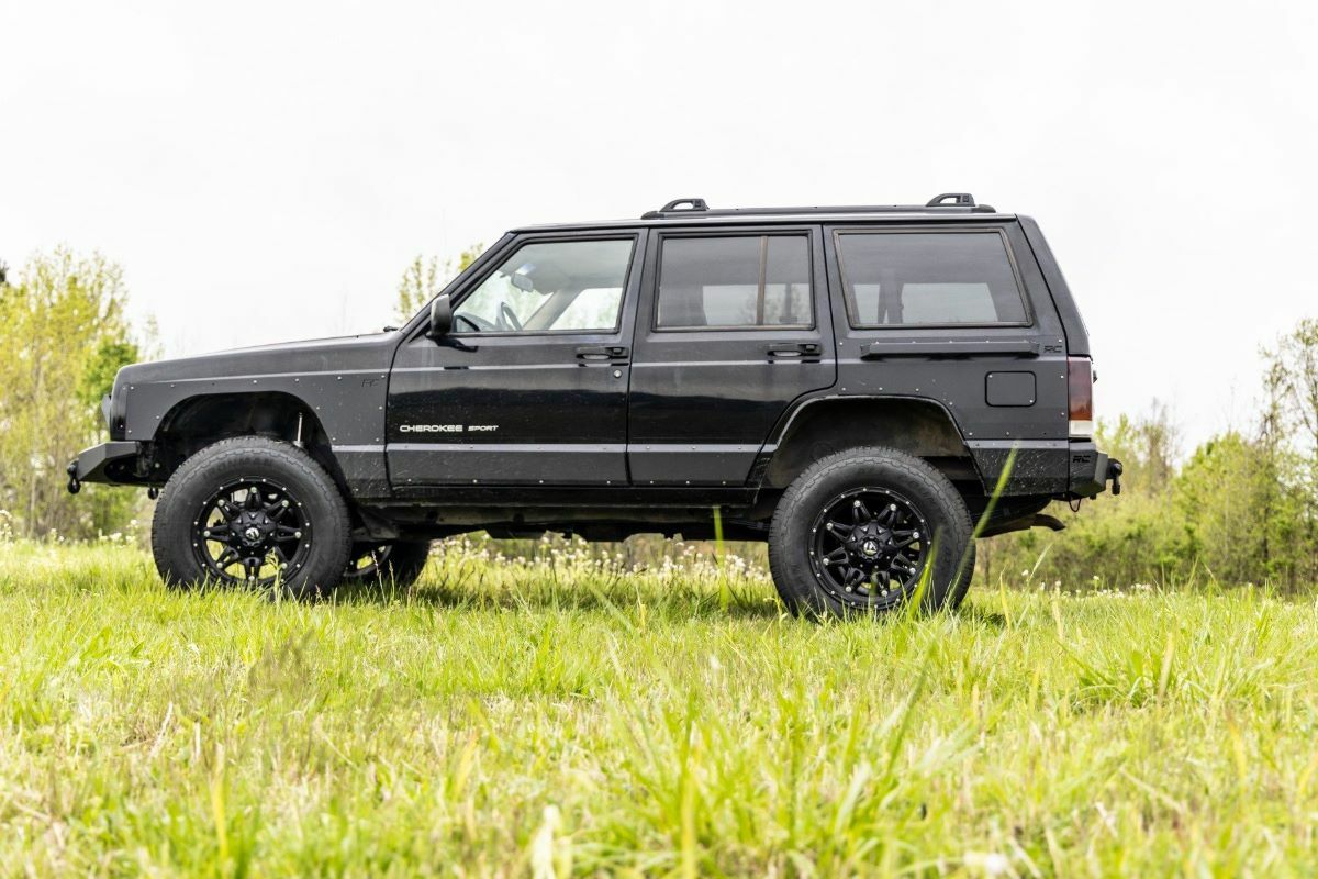 Fits Jeep Cherokee XJ 2WD/4WD (1984-2001) 3 Inch Lift Kit; RR Springs; M1; 63040