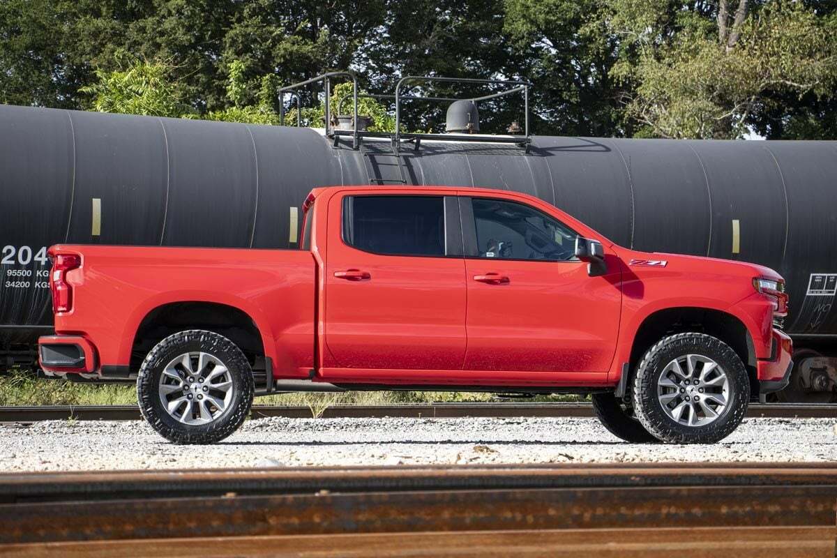 Fits GMC Sierra 1500 2WD/4WD (2019-2024) 3.5 Inch Lift Kit; 22630RED