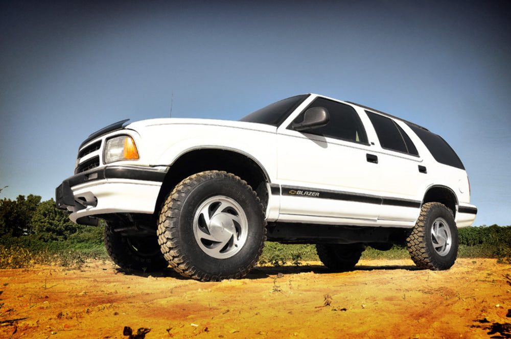 Fits Chevy/GMC Blazer/S10 Truck/S15 Jimmy 4WD 2.5 Inch Lift Kit; 24230