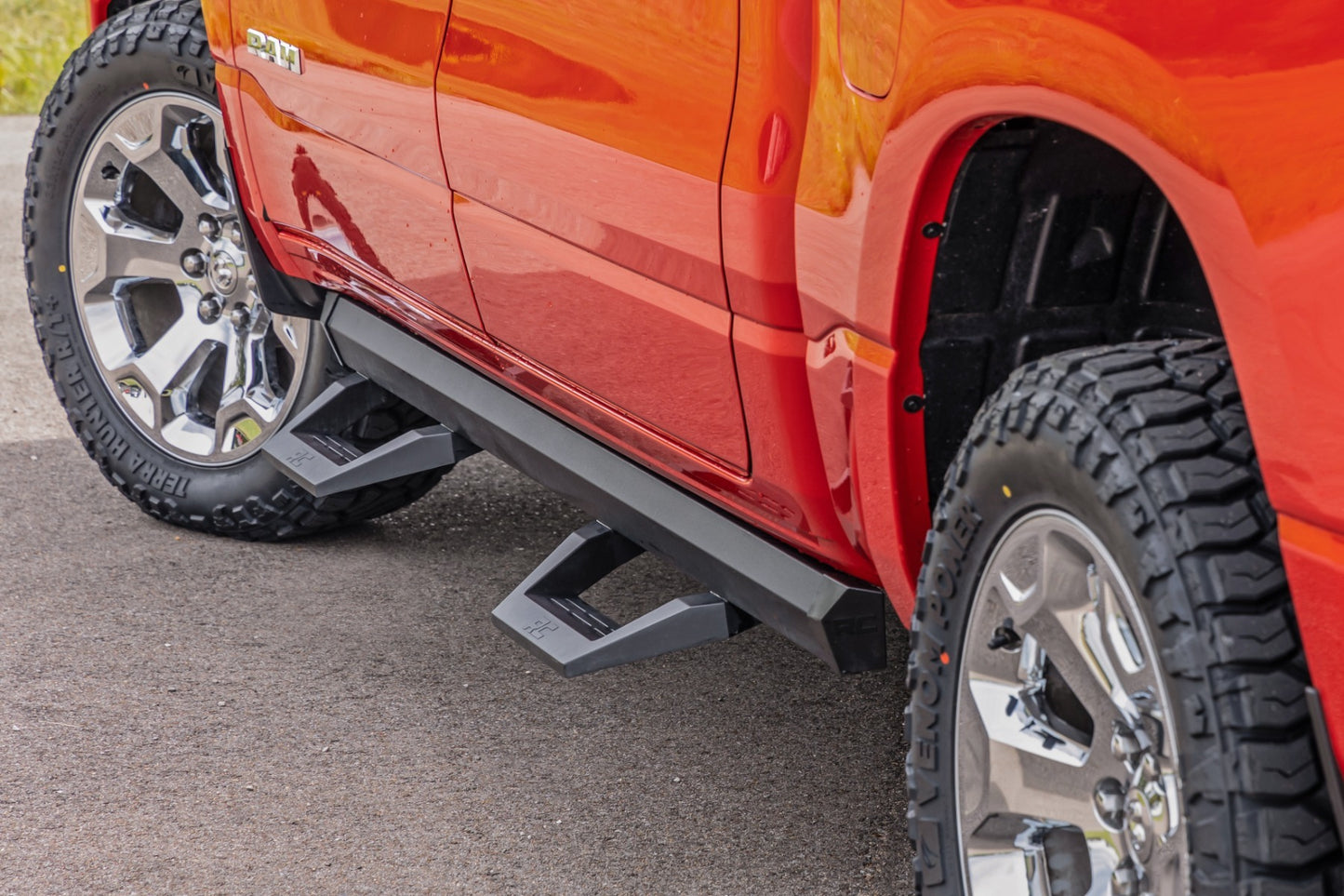 Fits Ram 1500 (19-25)/1500 TRX (21-24) SRX2 Adj Aluminum Step; Crew Cab; 31008A