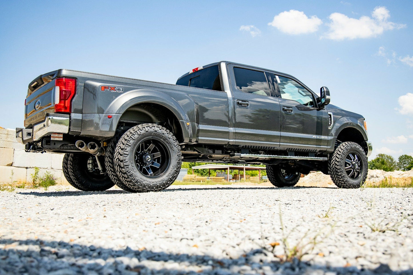 Fits Ford F-350 Super Duty 4WD (2017-2022) 4.5" Lift Kit; DRW; D/S; V2; 55971