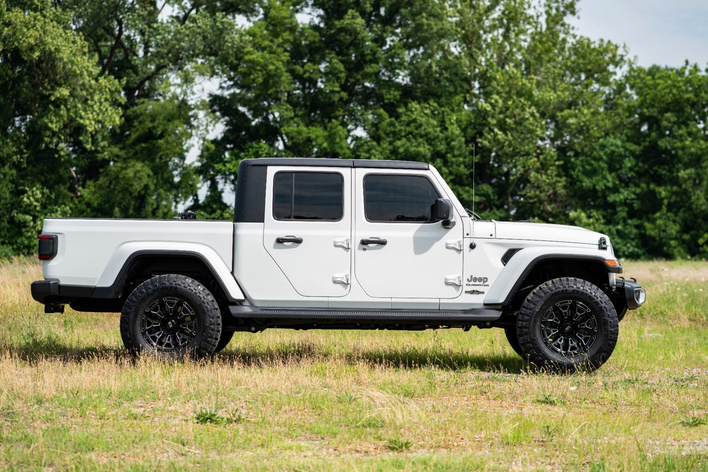 Fits Jeep Gladiator JT 4WD (2024) 2.5 Inch Leveling Kit; Spacers; M1; 61340