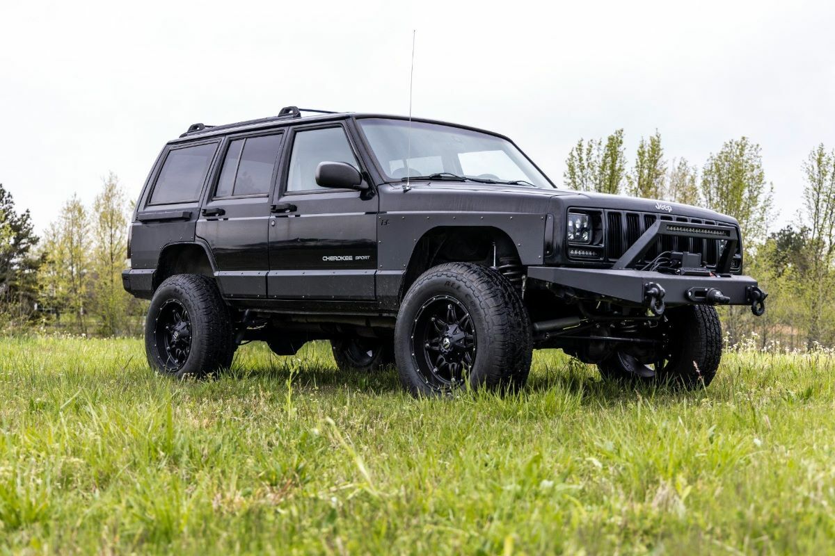 Fits Jeep Cherokee XJ 2WD/4WD (1984-2001) 3 Inch Lift Kit; RR Springs; M1; 63040