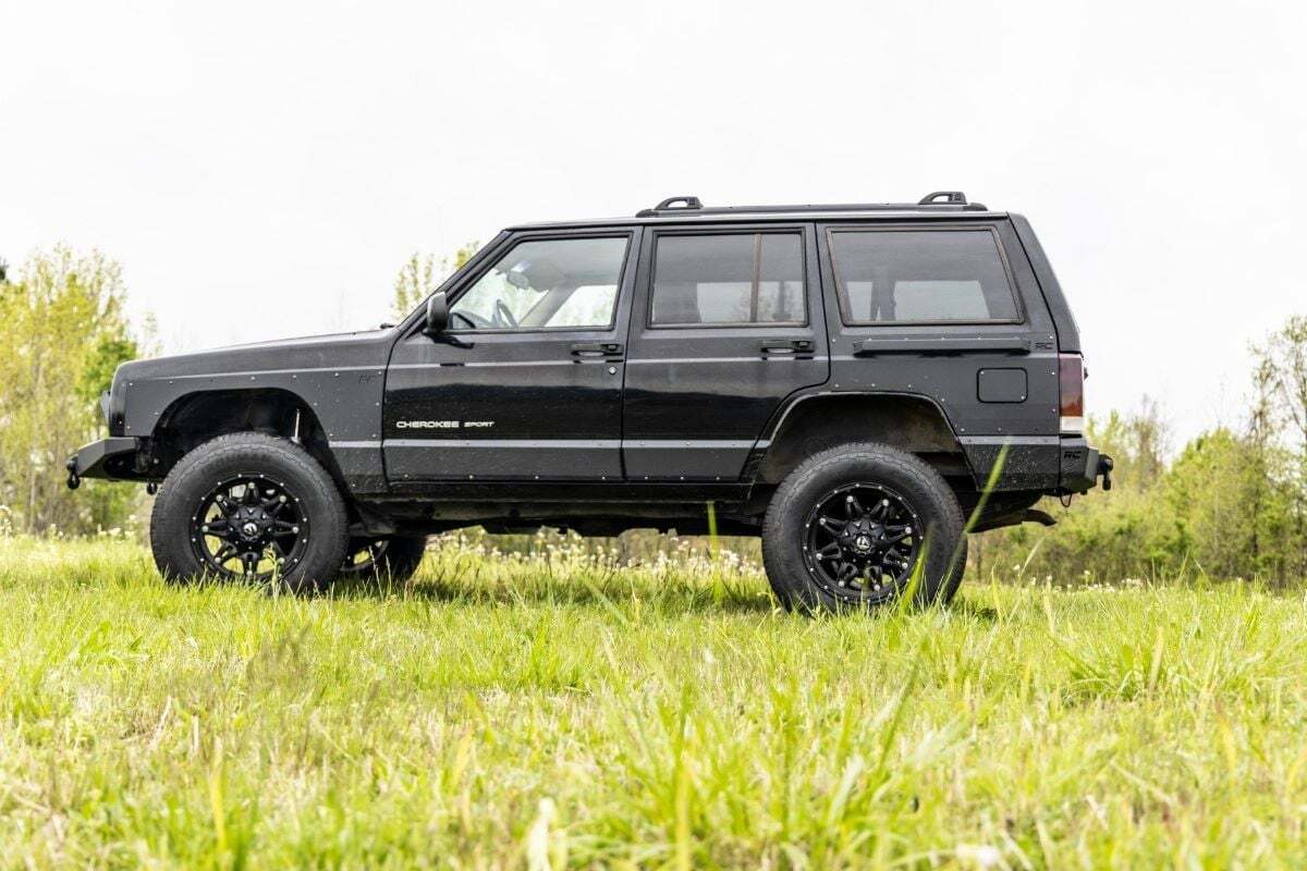 Fits Jeep Cherokee XJ 2WD/4WD (1984-2001) 3 Inch Lift Kit; Rear AAL; 670N2