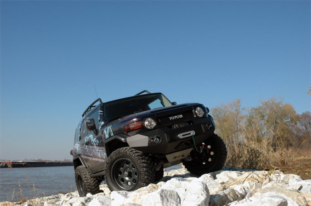 Fits Toyota FJ Cruiser 2WD/4WD (2007-2009) 6 Inch Lift Kit; 770S