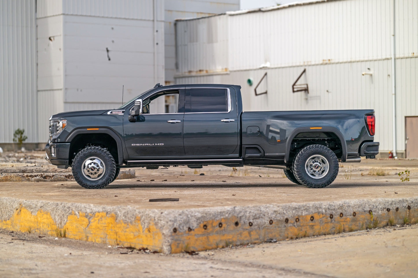 Fits Chevy/GMC Sierra 3500 HD/Silverado 3500 HD (20-24) 3" Lift Kit 95630RED