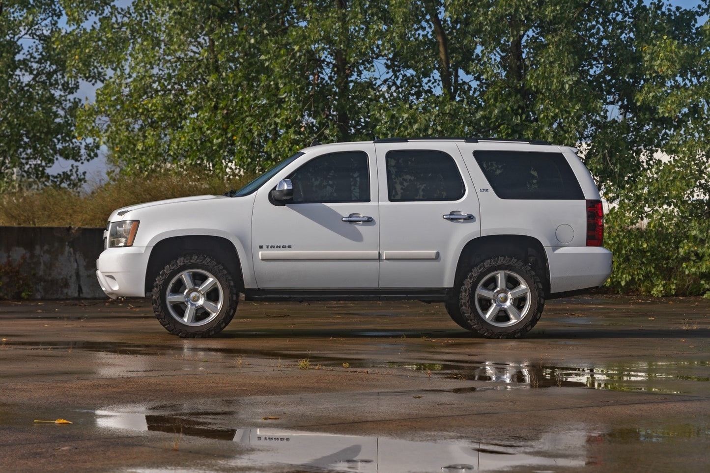 Rough Country 3.5 Inch Lift Kit - M1 Struts - Forged UCAs - Chevy/GMC SUV 1500 2WD/4WD (2007-2020) - 19340